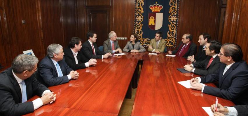 El presidente de CEOE-CEPYME Guadalajara y empresarios del sector del transporte se re�nen con la consejera de fomento