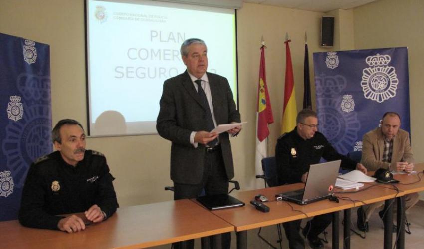 Representantes de la Federaci�n de comercio acuden a una reuni�n con la Polic�a