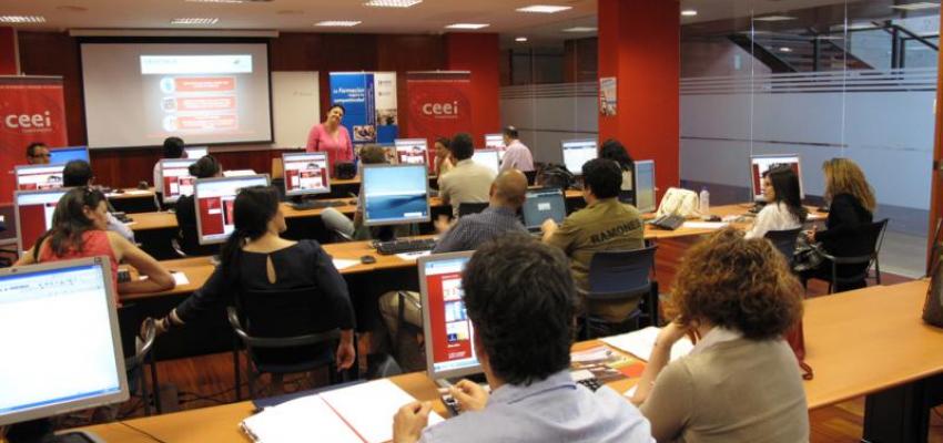 Empresarios y emprendedores participan en la segunda parte de la jornada de redes sociales