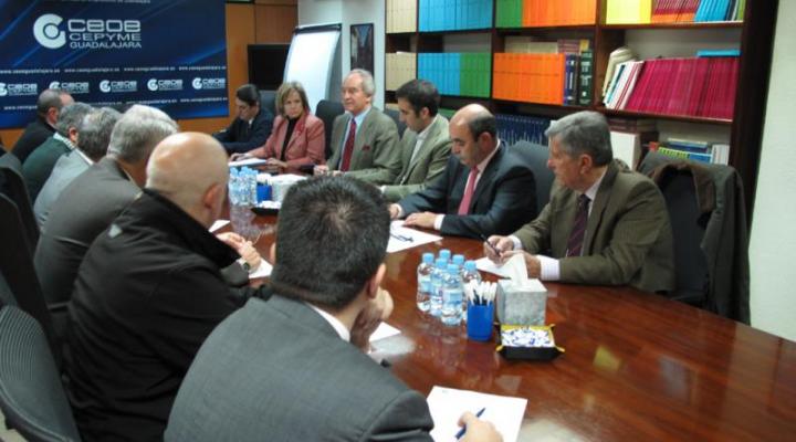 El comit� de direcci�n de CEOE-CEPYME Guadalajara y el delegado de la Junta en Guadalajara trazan las l�neas de trabajo a seguir