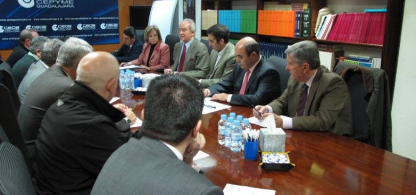 El comit� de direcci�n de CEOE-CEPYME Guadalajara y el delegado de la Junta en Guadalajara trazan las l�neas de trabajo a seguir