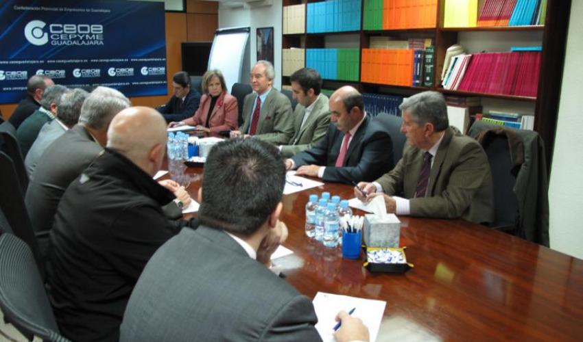 El comit� de direcci�n de CEOE-CEPYME Guadalajara y el delegado de la Junta en Guadalajara trazan las l�neas de trabajo a seguir