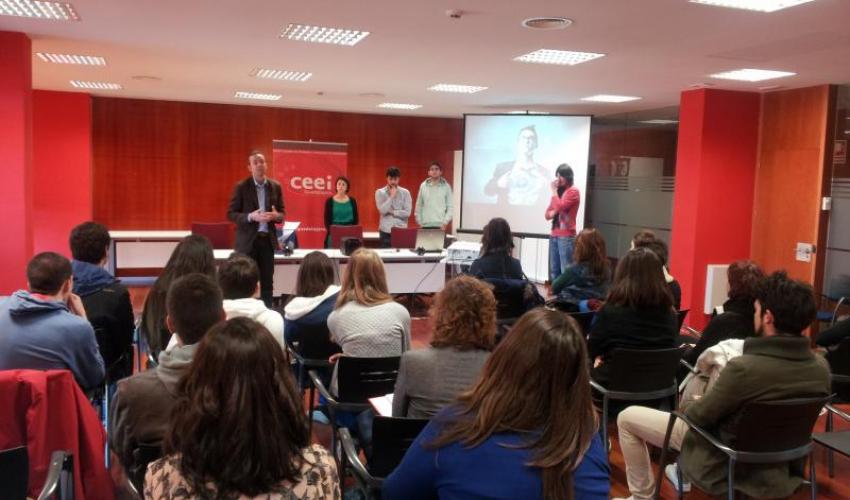 Los alumnos del ciclo de marketing y publicidad del IES Carmen Burgos de Segu� de Alovera visitan el CEEI de Guadalajara