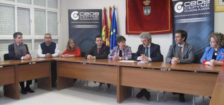 El consejero de Presidencia, Leandro Esteban, entrega los diplomas del curso de informaci�n al cliente de CEOE-CEPYME Guadalajara