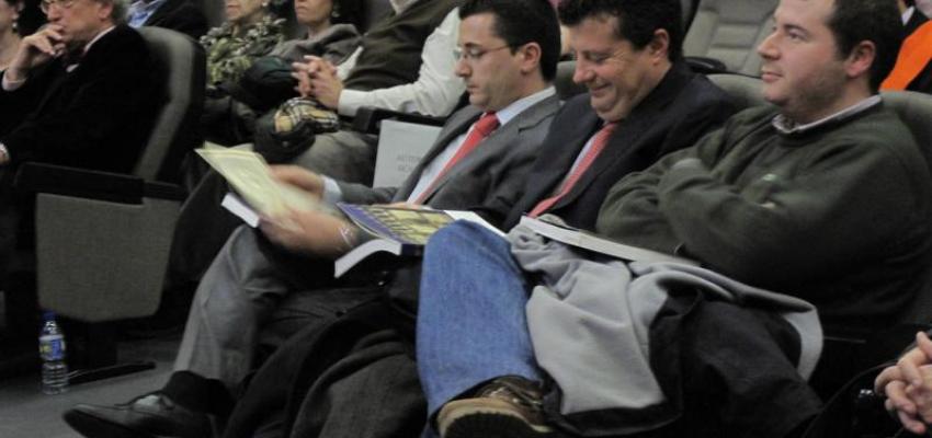 La Facultad de Ciencias Econ�micas, Empresariales y Turismo de la UAH entrega una distinci�n a CEOE-CEPYME Guadalajara por su colaboraci�n en las pr�cticas para estudiantes