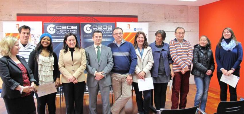 La directora general de formaci�n de la Junta de Comunidades de Castilla-La Mancha, Paloma Barredo, entrega los diplomas de dos nuevos cursos de CEOE-CEPYME Guadalajara