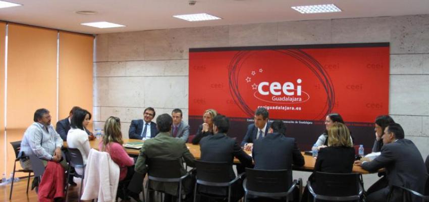 La consejera de Empleo, Carmen Casero, se interesa por las reuniones de GuadaNetWork 