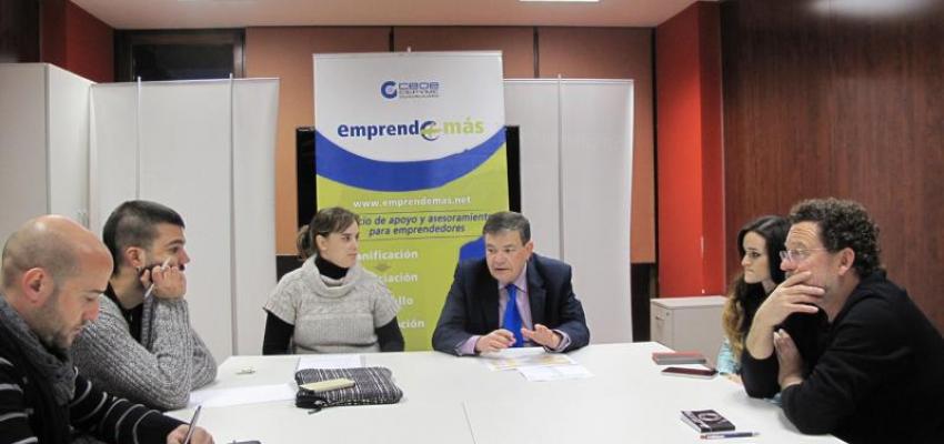 Los t�cnicos de Emprende+m�s de CEOE-CEPYME Guadalajara muestran las figuras jur�dicas a miembros de la Asociaci�n de fot�grafos de la provincia de Guadalajara