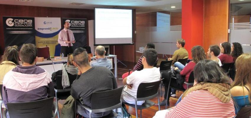 El programa Emprende+m�s de CECAM imparte un nuevo taller de emprendidurismo 
