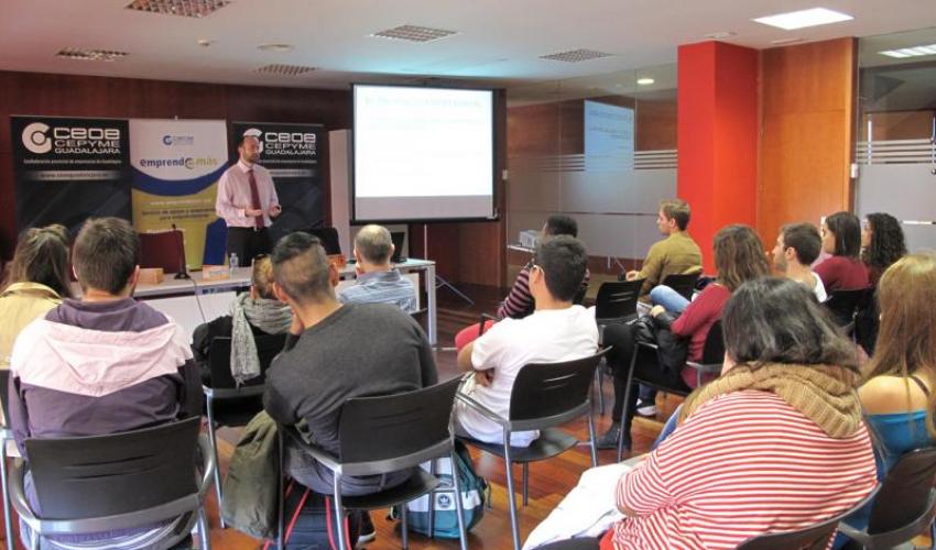 El programa Emprende+m�s de CECAM imparte un nuevo taller de emprendidurismo 