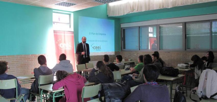 Los t�cnicos del CEEI de Guadalajara se desplazan hasta El Casar para ense�ar a los alumnos de 3� de ESO el plan de marketing