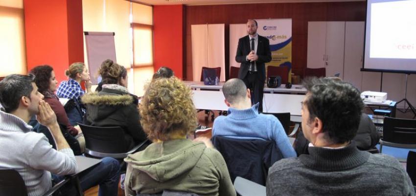 Alumnos del IES Carmen Burgos de Segu� completan su formaci�n emprendedora con el programa Emprende+m�s
