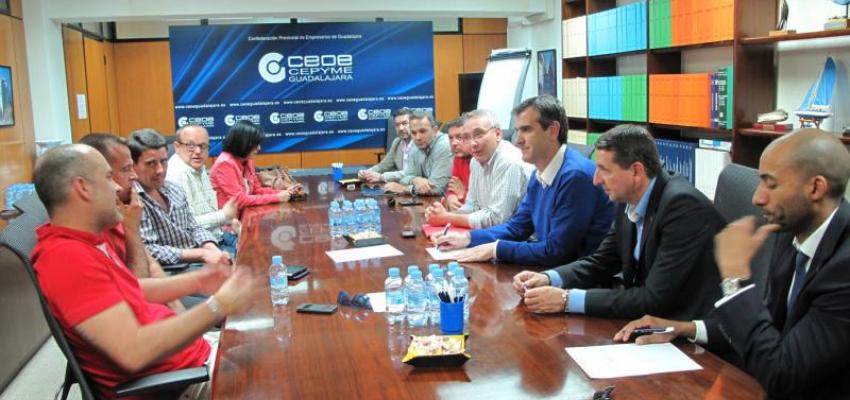 Antonio Rom�n escucha las principales demandas de los taxistas de la ciudad