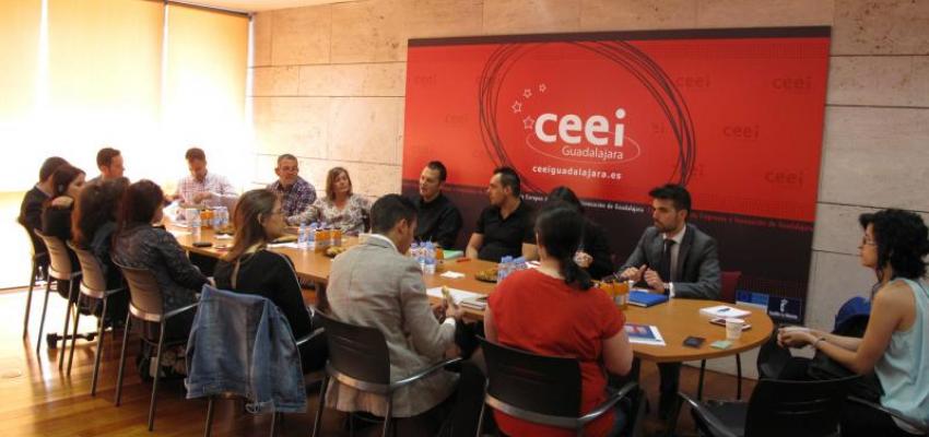 Diecis�is emprendedores y empresarios buscan nuevas sinergias en la s�ptima sesi�n de GuadaNetWork de 2015