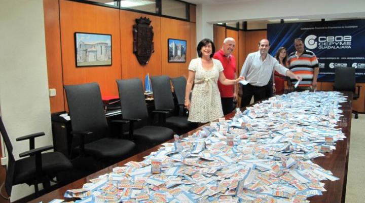 FEDECO realiza el sorteo de los 10 cheques de 100 euros de su campa�a �Prep�rate para el verano con el comercio de Guadalajara�