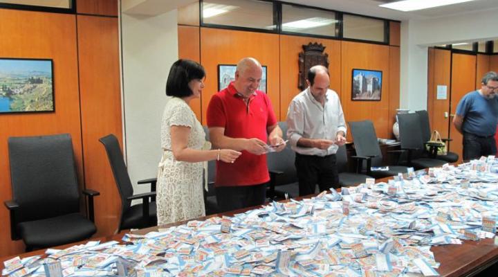 FEDECO realiza el sorteo de los 10 cheques de 100 euros de su campa�a �Prep�rate para el verano con el comercio de Guadalajara�