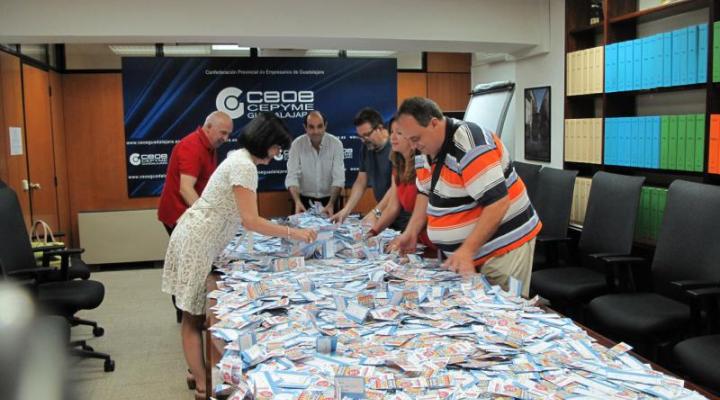 FEDECO realiza el sorteo de los 10 cheques de 100 euros de su campa�a �Prep�rate para el verano con el comercio de Guadalajara�