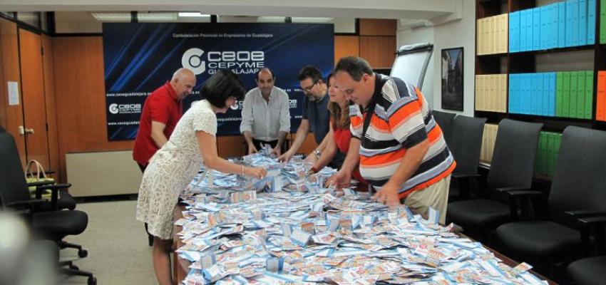 FEDECO realiza el sorteo de los 10 cheques de 100 euros de su campa�a �Prep�rate para el verano con el comercio de Guadalajara�