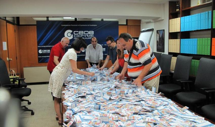 FEDECO realiza el sorteo de los 10 cheques de 100 euros de su campa�a �Prep�rate para el verano con el comercio de Guadalajara�