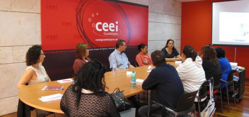 Los alumnos del taller del empleo de Fontanar asisten a una sesi�n informativa sobre comercio exterior y su protocolo