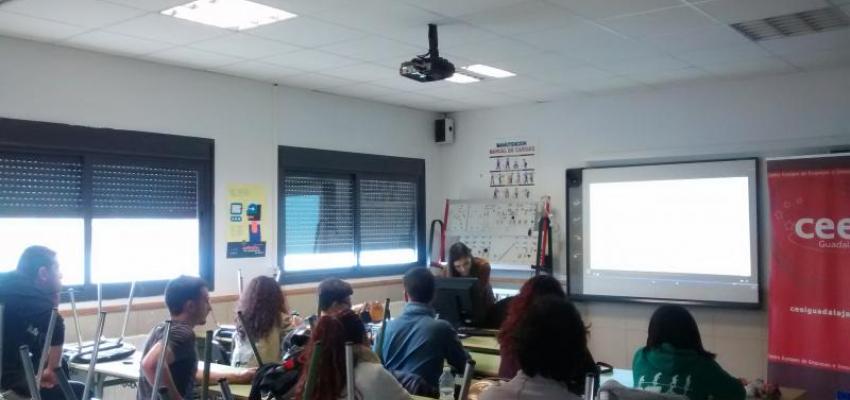 Los alumnos del IES Aguas Vivas y del IES Luis de Lucena conocen el proyecto las 12 horas de la innovaci�n