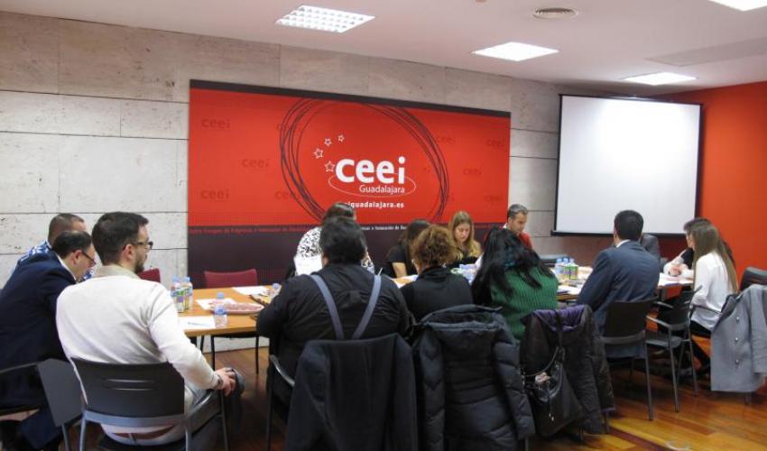 Una quincena de profesionales se re�nen en el primer GuadaNetWork de 2016