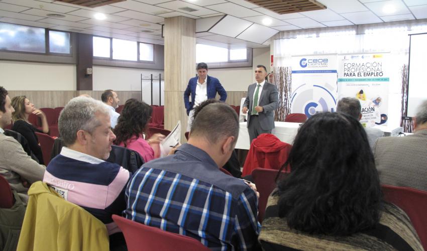 Una treintena de empresarios se re�nen en Azuqueca de Henares para hablar de c�mo atraer el talento y continuar en la b�squeda de nuevas sinergias