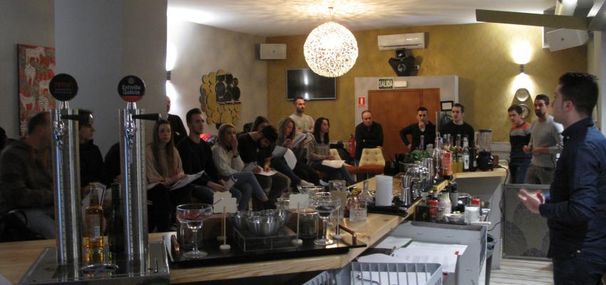La Federaci�n de Turismo imparte un curso para la preparaci�n de c�cteles
