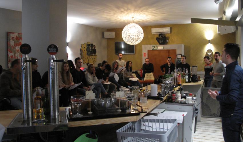 La Federaci�n de Turismo imparte un curso para la preparaci�n de c�cteles
