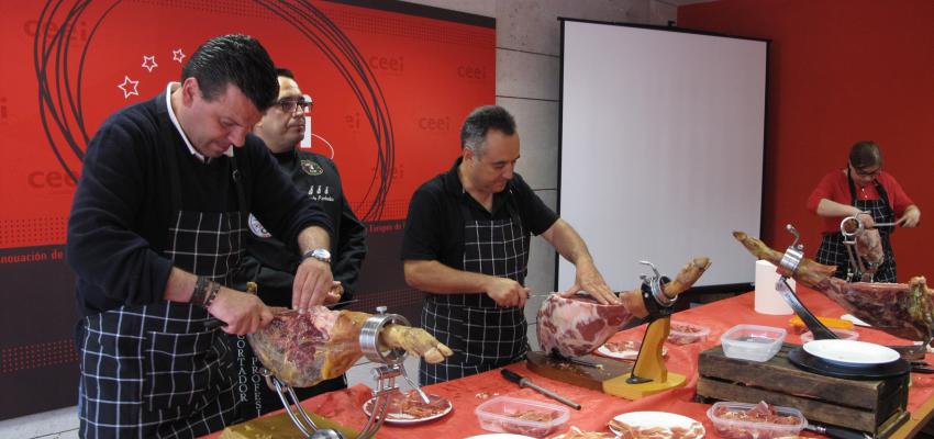 Hosteleros alcarre�os perfeccionan en el arte de cortar jam�n en un nuevo curso organizado por la Federaci�n Provincial de Turismo de Guadalajara