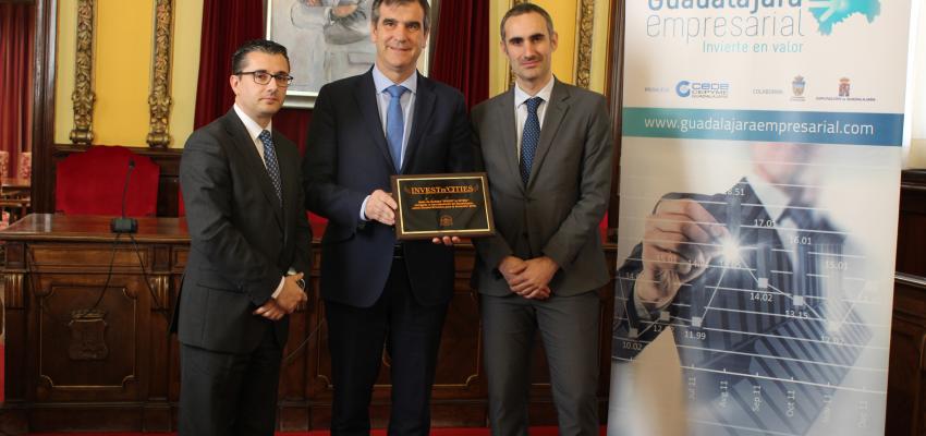 El alcalde de Guadalajara, Antonio Rom�n, recibe la placa conmemorativa ‘Invest in Cities 2018’