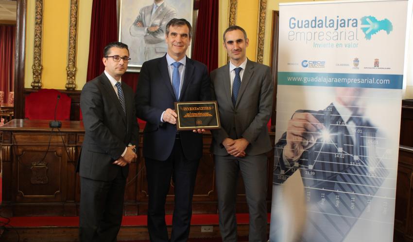 El alcalde de Guadalajara, Antonio Rom�n, recibe la placa conmemorativa ‘Invest in Cities 2018’