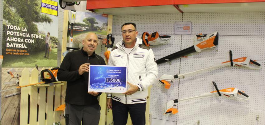 �scar Luis Clemente Dominguez realiza las compras del premio de los 1.500 euros del doble, doble de navidad en los comercios asociados