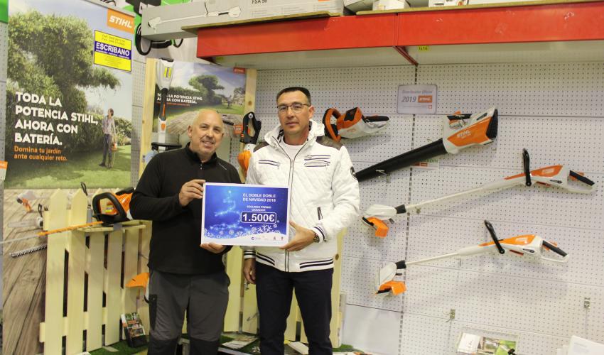 �scar Luis Clemente Dominguez realiza las compras del premio de los 1.500 euros del doble, doble de navidad en los comercios asociados