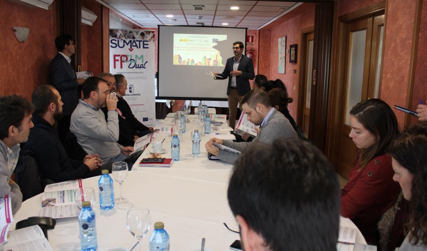 Empresarios se re�nen en Azuqueca de Henares para hablar de transformaci�n digital y conocer la FP dual 