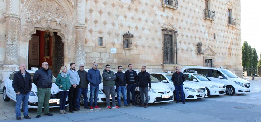 Los taxistas de Guadalajara paran cinco minutos en repulsa por el asesinato de un compa�ero en Alcal�