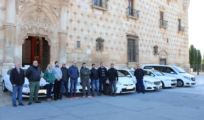 Los taxistas de Guadalajara paran cinco minutos en repulsa por el asesinato de un compa�ero en Alcal�