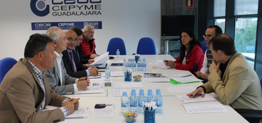 El candidato de VOX a la Alcald�a, Antonio de Miguel recoge las demandas de los empresarios de Guadalajara tras reunirse con el Comit� de Direcci�n de CEOE-CEYPE Guadalajara