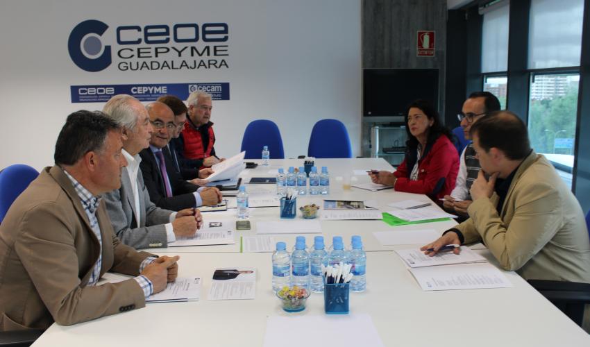 El candidato de VOX a la Alcald�a, Antonio de Miguel recoge las demandas de los empresarios de Guadalajara tras reunirse con el Comit� de Direcci�n de CEOE-CEYPE Guadalajara