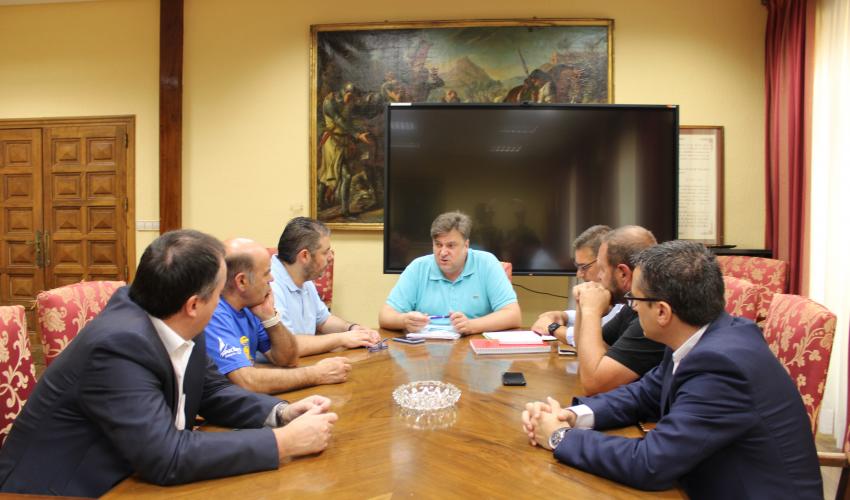 Representantes de la Federaci�n provincial de Turismo y Hosteler�a se re�nen con el concejal de Turismo del Ayuntamiento de Guadalajara